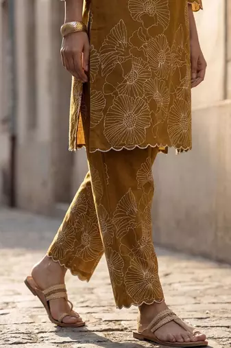 Women Floral Embroidered Regular Thread Work  Cotton Kurta with Trousers
