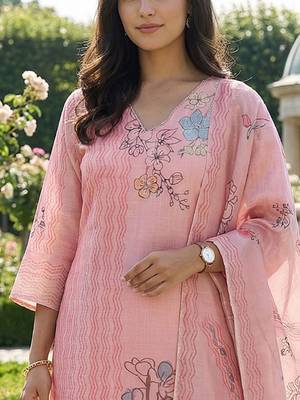 Women Floral Printed Regular Kurta with Trousers & With Dupatta 3