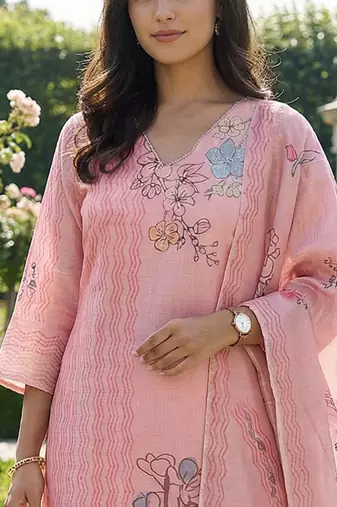Women Floral Printed Regular Kurta with Trousers & With Dupatta
