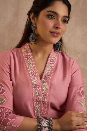 Women Floral Embroidered Kurta with Trousers