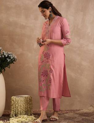 Women Floral Embroidered Kurta with Trousers 2