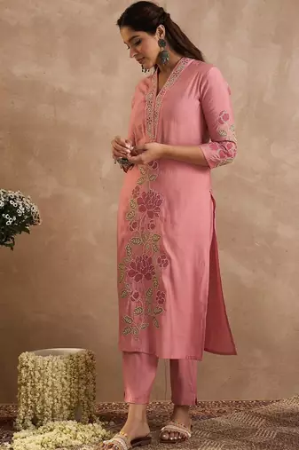 Women Floral Embroidered Kurta with Trousers