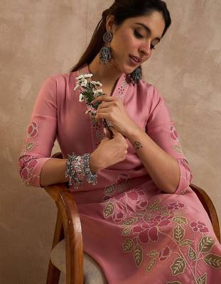 Women Floral Embroidered Kurta with Trousers 4