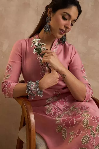 Women Floral Embroidered Kurta with Trousers