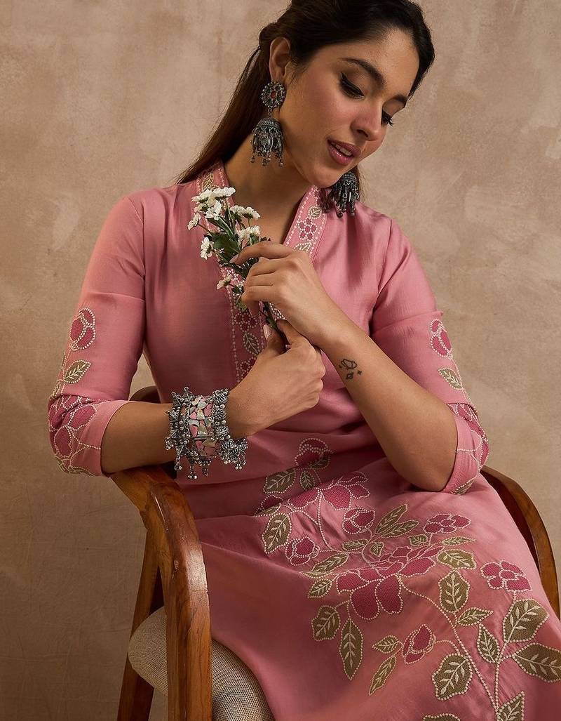 Women Floral Embroidered Kurta with Trousers