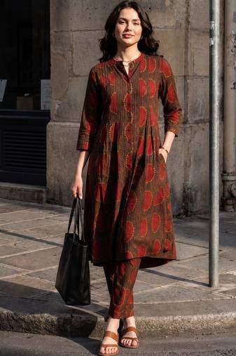 Women Ethnic Motifs Printed Cotton Kurta with Trousers