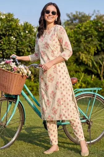 Women Floral Printed Regular  Cotton Kurta with Trousers