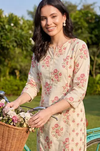 Women Floral Printed Regular  Cotton Kurta with Trousers