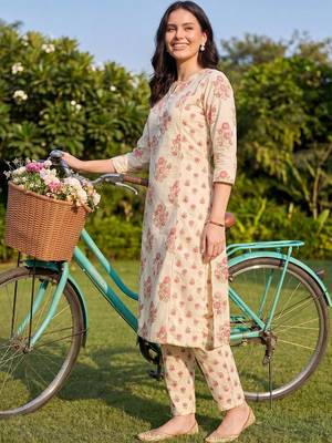 Women Floral Printed Regular  Cotton Kurta with Trousers 3
