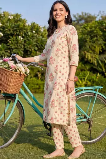 Women Floral Printed Regular  Cotton Kurta with Trousers
