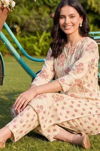 Women Floral Printed Regular  Cotton Kurta with Trousers