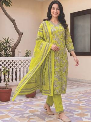 Women Floral Printed Regular  Cotton Kurta with Trousers & With Dupatta 1