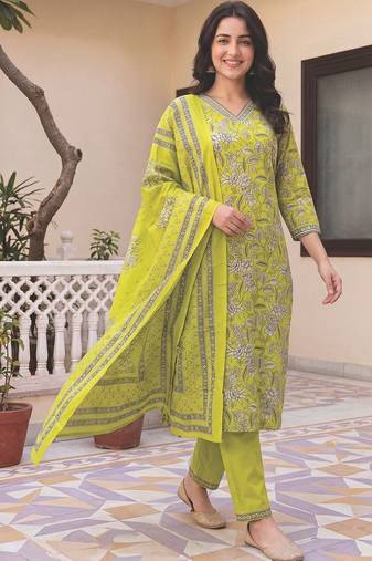 Women Floral Printed Regular  Cotton Kurta with Trousers & With Dupatta