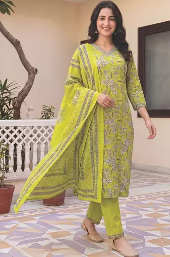 Women Floral Printed Regular  Cotton Kurta with Trousers & With Dupatta