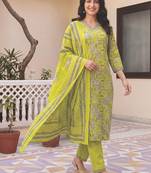 Women Floral Printed Regular  Cotton Kurta with Trousers & With Dupatta