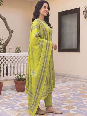 Women Floral Printed Regular  Cotton Kurta with Trousers & With Dupatta 3