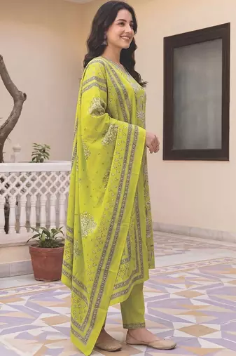 Women Floral Printed Regular  Cotton Kurta with Trousers & With Dupatta