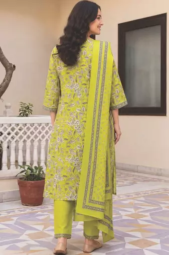Women Floral Printed Regular  Cotton Kurta with Trousers & With Dupatta