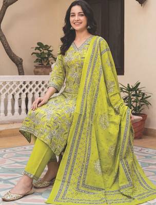 Women Floral Printed Regular  Cotton Kurta with Trousers & With Dupatta 5