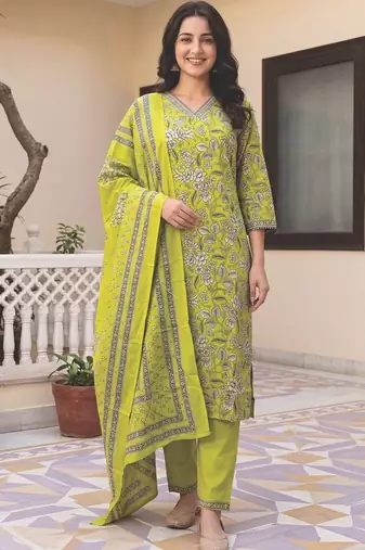 Women Floral Printed Regular  Cotton Kurta with Trousers & With Dupatta