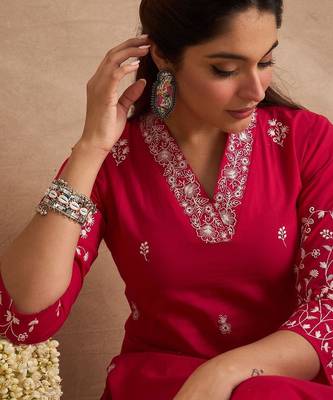 Women Ethnic Motifs Embroidered Cotton Kurta with Trousers 1