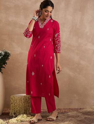 Women Ethnic Motifs Embroidered Cotton Kurta with Trousers 3