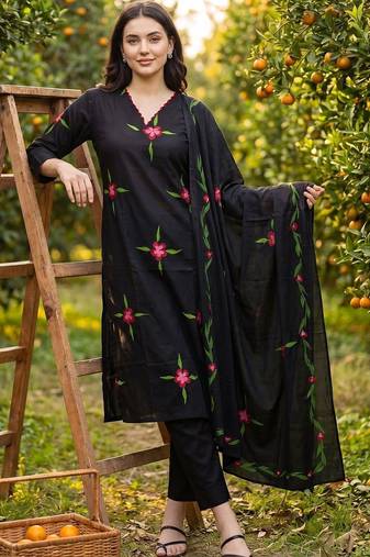 Women Floral Printed Regular Thread Work Cotton Kurta with Trousers & Dupatta