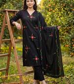 Women Floral Printed Regular Thread Work Cotton Kurta with Trousers & Dupatta