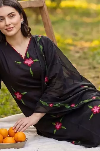 Women Floral Printed Regular Thread Work Cotton Kurta with Trousers & Dupatta