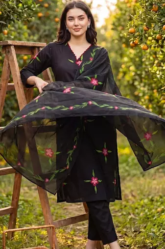 Women Floral Printed Regular Thread Work Cotton Kurta with Trousers & Dupatta