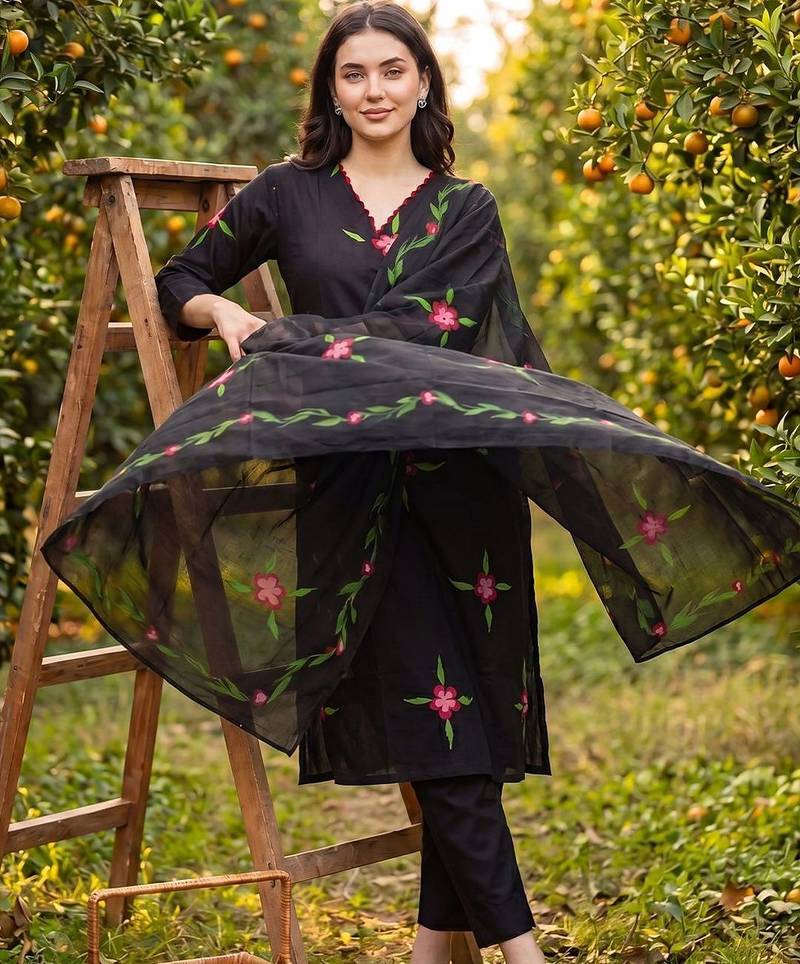 Women Floral Printed Regular Thread Work Cotton Kurta with Trousers & Dupatta