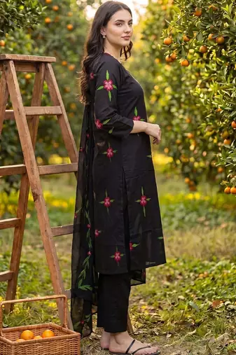 Women Floral Printed Regular Thread Work Cotton Kurta with Trousers & Dupatta