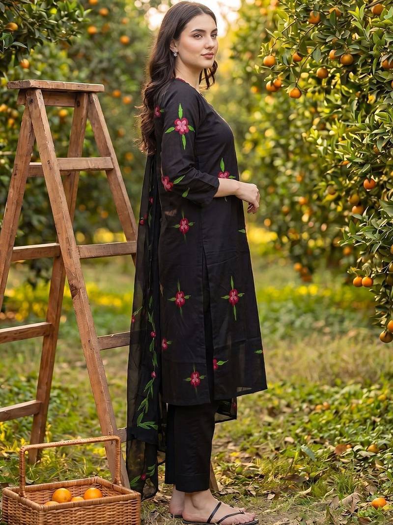 Women Floral Printed Regular Thread Work Cotton Kurta with Trousers & Dupatta