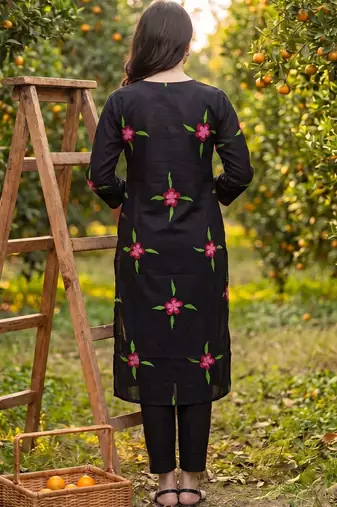 Women Floral Printed Regular Thread Work Cotton Kurta with Trousers & Dupatta