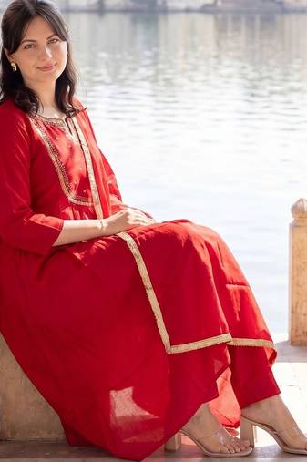 Women Embroidered Empire Thread Work Kurta with Trousers & With Dupatta