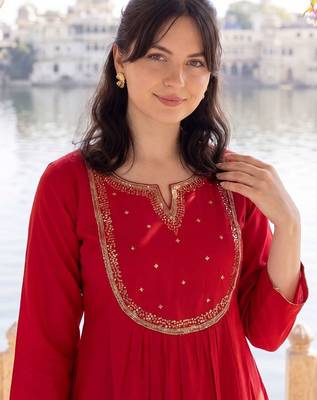 Women Embroidered Empire Thread Work Kurta with Trousers & With Dupatta 3