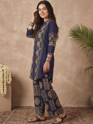 Women Ethnic Motifs Printed Regular  Cotton Kurti with Trousers 3