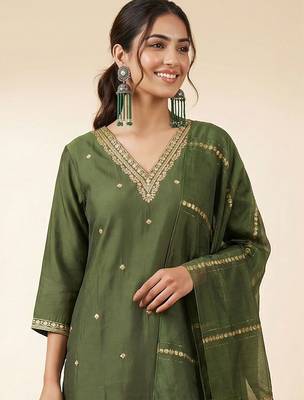 Women Ethnic Motifs Embroidered Regular Thread Work Kurta with Trousers & With Dupatta 3