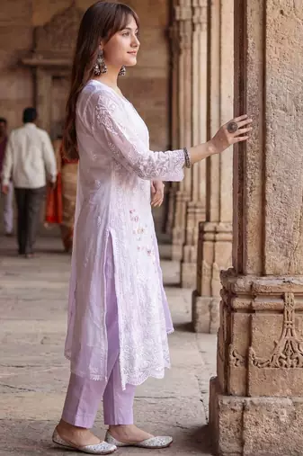Women Floral Embroidered Tiered Thread Work Kurta with Trousers & Dupatta