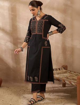 Women Ethnic Motifs Printed Regular  Cotton Kurta with Trousers 1