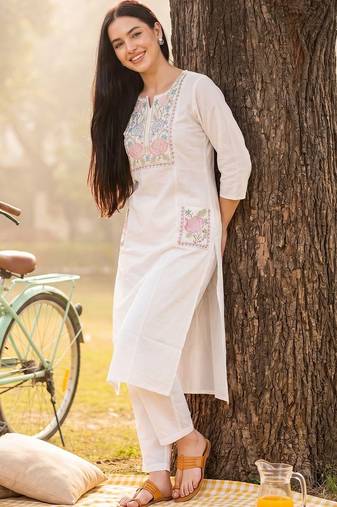 Women Floral Embroidered Thread Work Cotton Kurta with Trousers