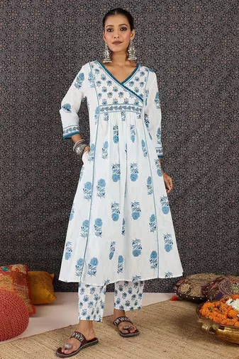 Women Floral Printed Regular  Cotton Kurta with Trousers