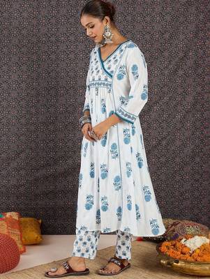 Women Floral Printed Regular  Cotton Kurta with Trousers 3