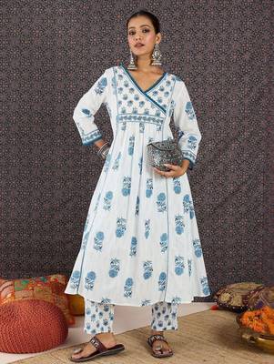 Women Floral Printed Regular  Cotton Kurta with Trousers 4