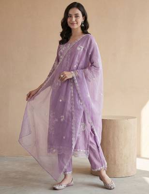Women Floral Embroidered Regular Thread Work Kurta with Trousers & With Dupatta 1