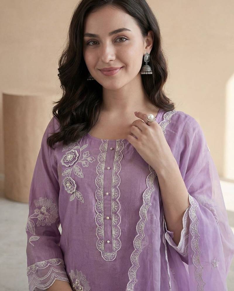 Women Floral Embroidered Regular Thread Work Kurta with Trousers & With Dupatta
