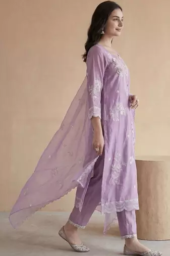 Women Floral Embroidered Regular Thread Work Kurta with Trousers & With Dupatta