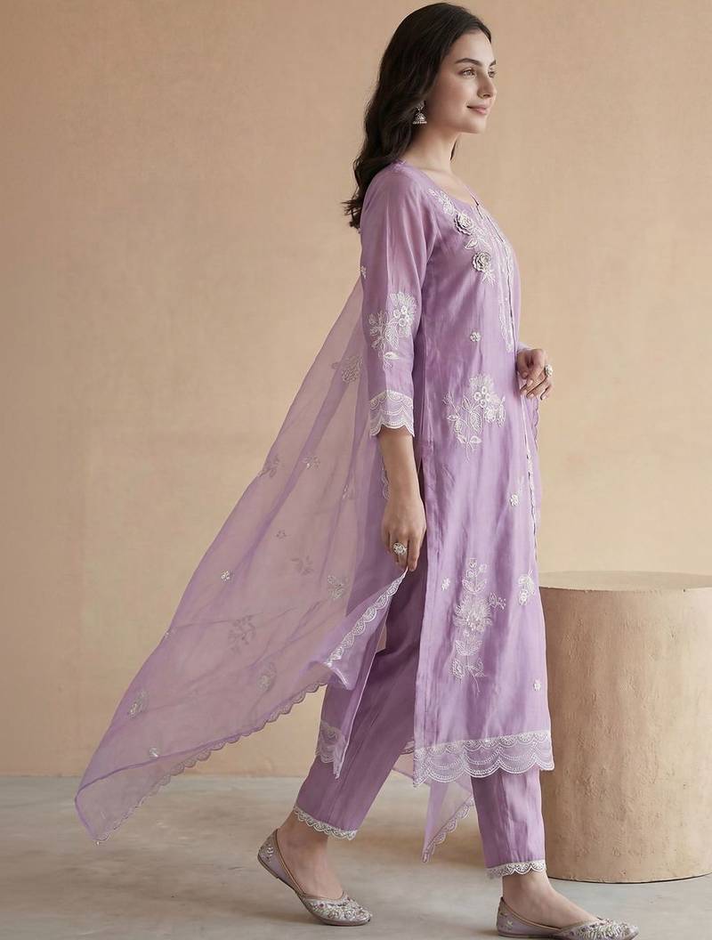 Women Floral Embroidered Regular Thread Work Kurta with Trousers & With Dupatta