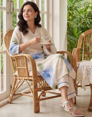 Women Floral Printed Regular Linen Kurta with Trousers & With Dupatta 1