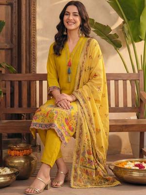 Women Ethnic Motifs Printed Regular Kurta with Trousers & With Dupatta 1
